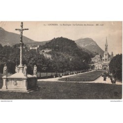 65 - Lourdes - La Basilique...