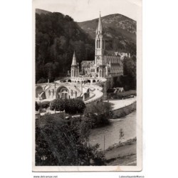 65 - Lourdes - La Basilique...