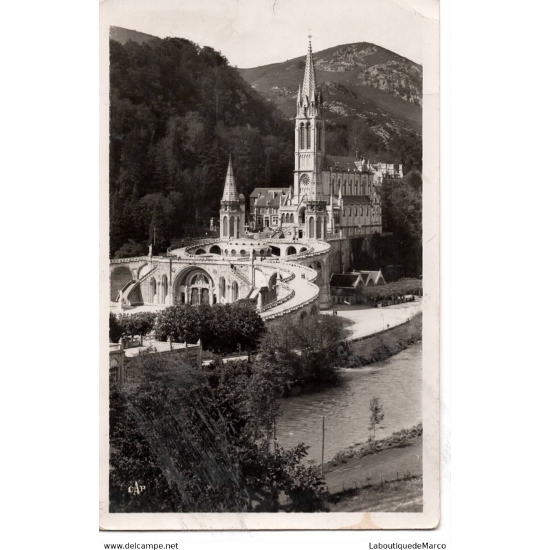 65 - Lourdes - La Basilique et le Gave - Dos Divisé
