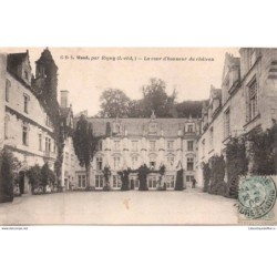 37 - La cour d'honneur du...