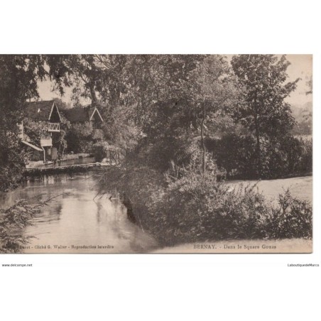 27 - Bernay - Dans le Square Gouas - Dos Divisé